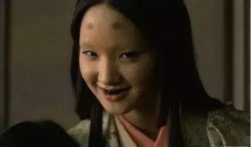 为什么古代日本女人把眉毛剃光，牙齿涂黑视为最美？